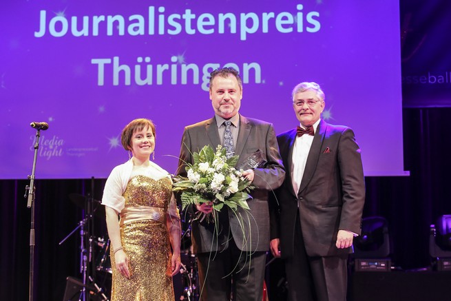  – Anita Grasse, Vorsitzende des DJV Thüringen, und Thomas Wagner, Verbandsgeschäftsführer des Sparkassen- und Giroverbandes Hessen-Thüringen, überreichten OTZ-Redakteur Marius Koity den Journalistenpreis Thüringen. Foto: Paul-Philipp Braun