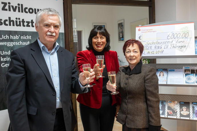 – Marion Kramer (Vorstand Landespresseball e. V.), Marion Walsmann (Vorsitzende des Landesverbandes Thüringen im WEISSEN RING) und Ralf Leifer (Vorsitzender des Landespresseball e. V.) freuen sich über den Erlös der Thüringer MediaNight, der dem Opferhilfeverein für die Arbeit im Freistaat zugute kommt. Foto: Paul-Philipp Braun